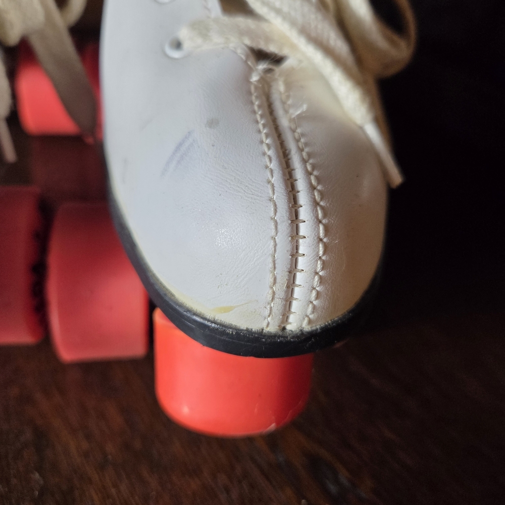 Classic White Roller Skates with Red Wheels - Picture 6 of 16